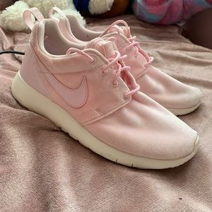 Size 4 (6 in women) Nike’s